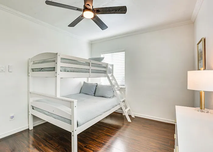 Bar & Fire Pit: Pet-friendly 'la Casita' Holiday home *